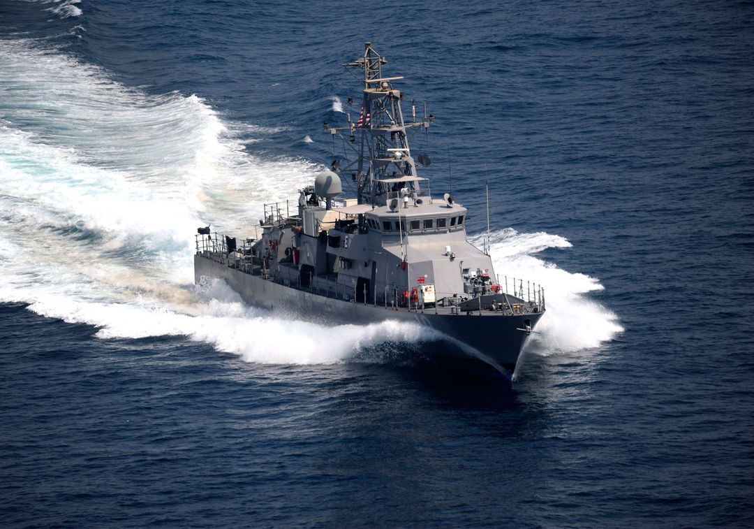  U.S. Navy ship fires warning shots after close encounter with Iranian vessels