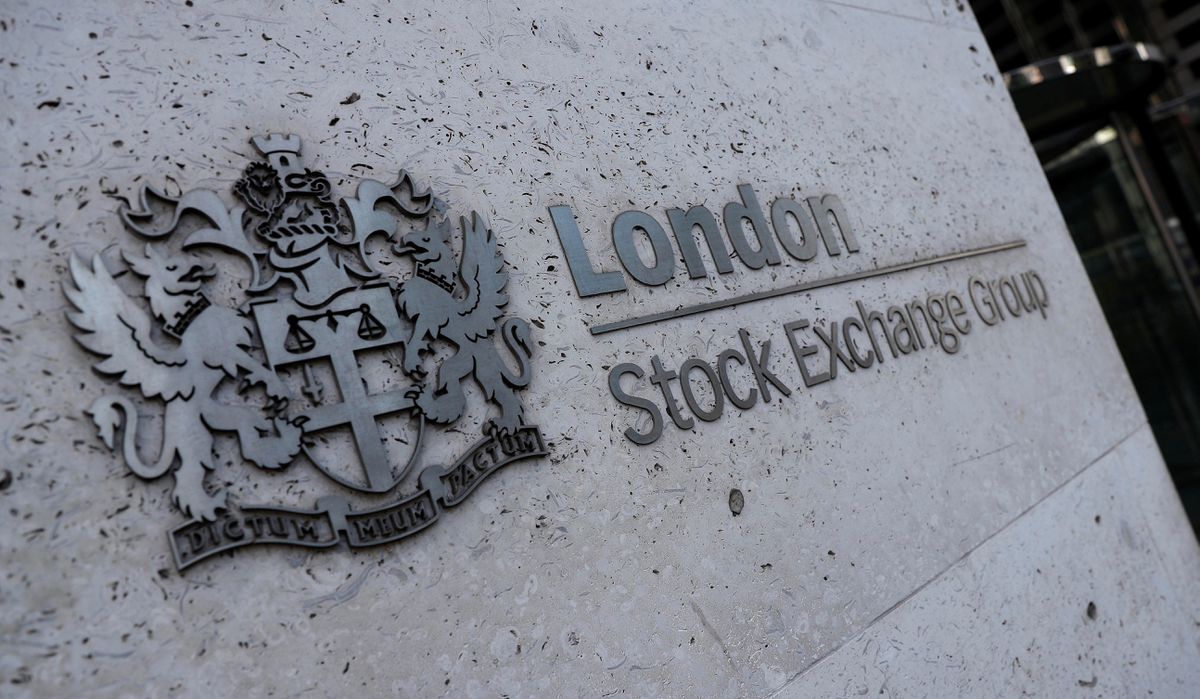  FTSE 100 drops as commodity stocks weigh, inflation doubles