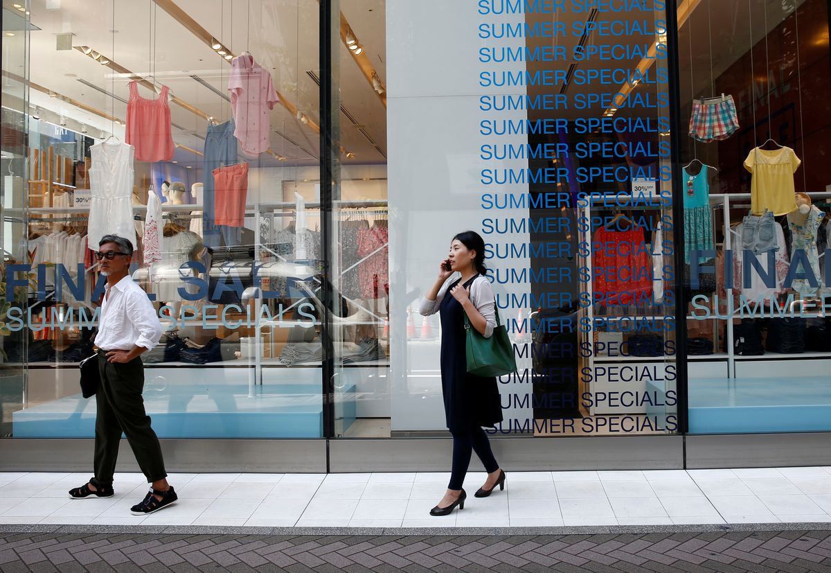  Japan’s consumer prices extend falls as cellphone fee cuts offset input costs