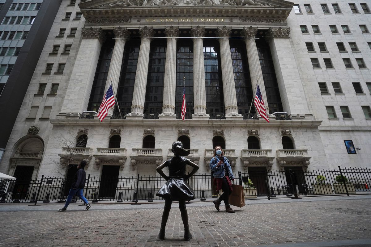  Wall Street edges up as U.S. bond yields stay tame