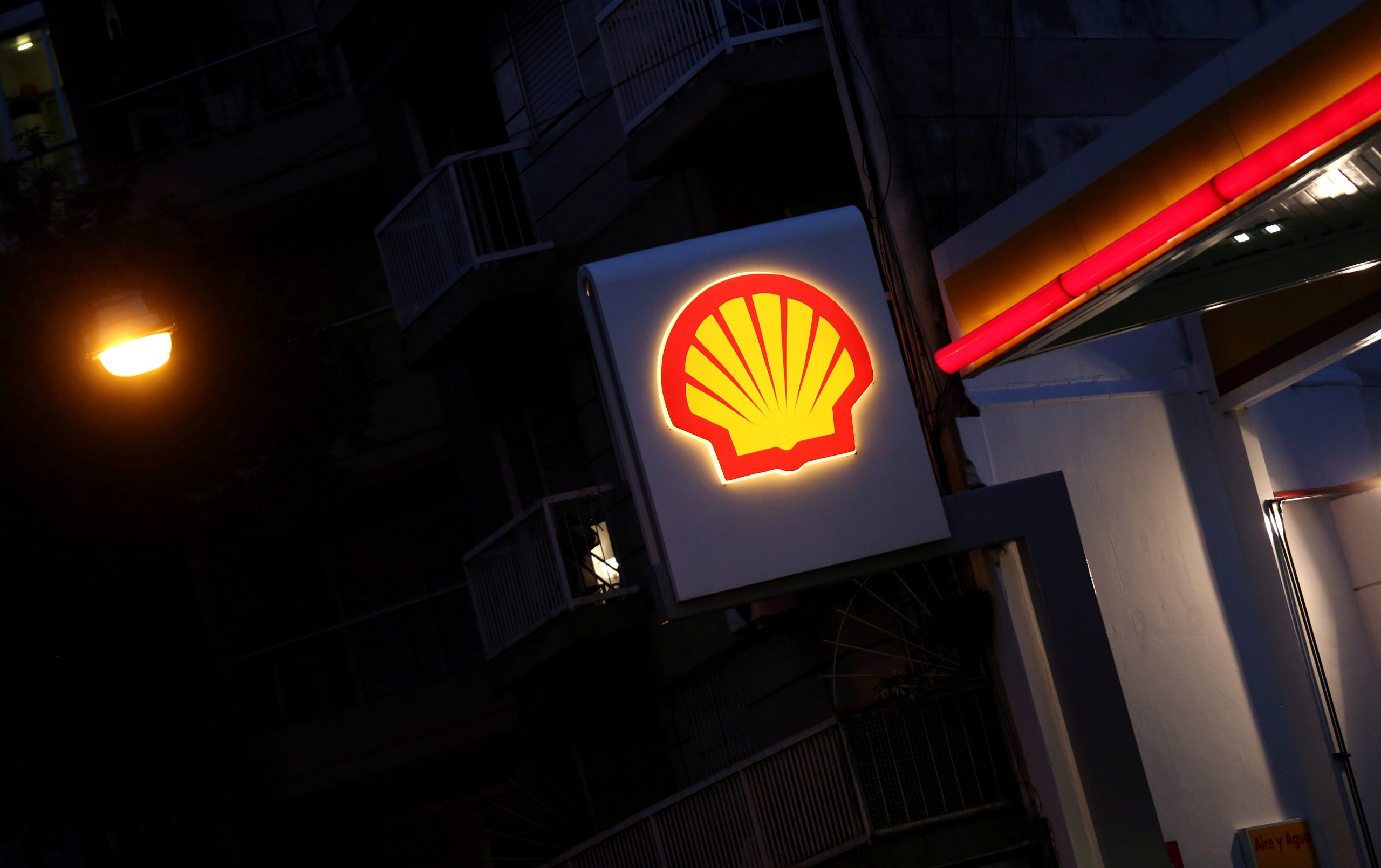  Shell ordered to deepen carbon cuts in landmark Dutch climate case