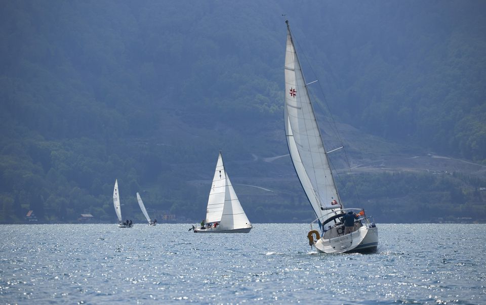 Hundreds of boats line up on Lake Geneva in border art project