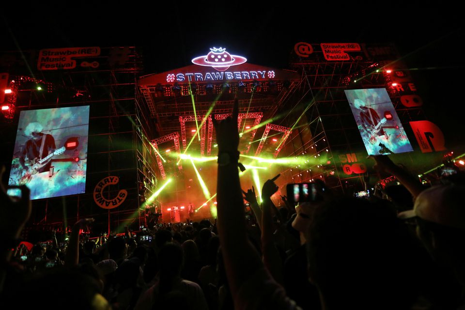  Thousands of revelers attend Wuhan music festival