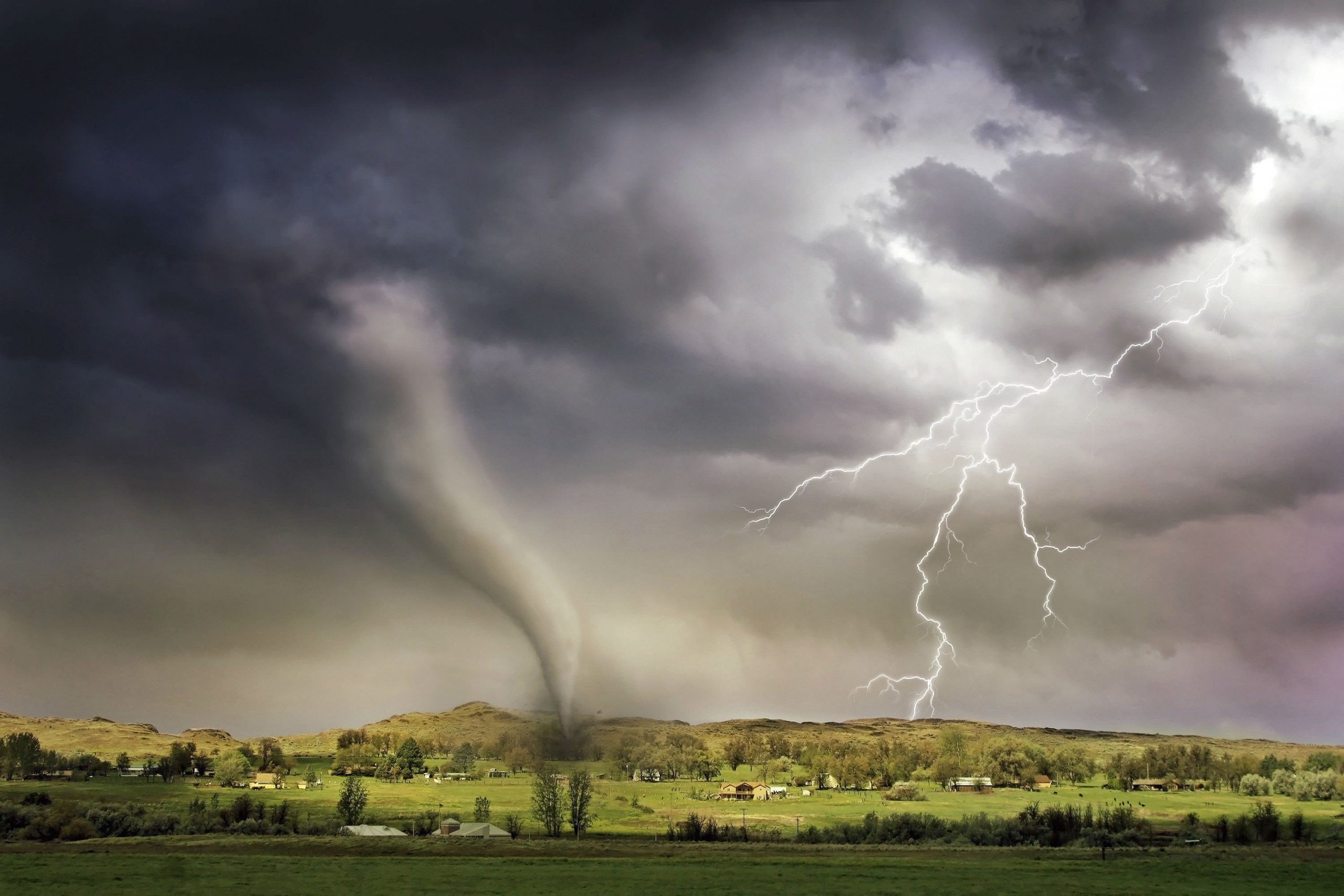  Tornado rips through Mississippi, damages buildings, power lines