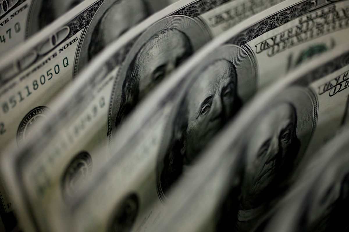 Dollar on tenterhooks as payrolls test looms