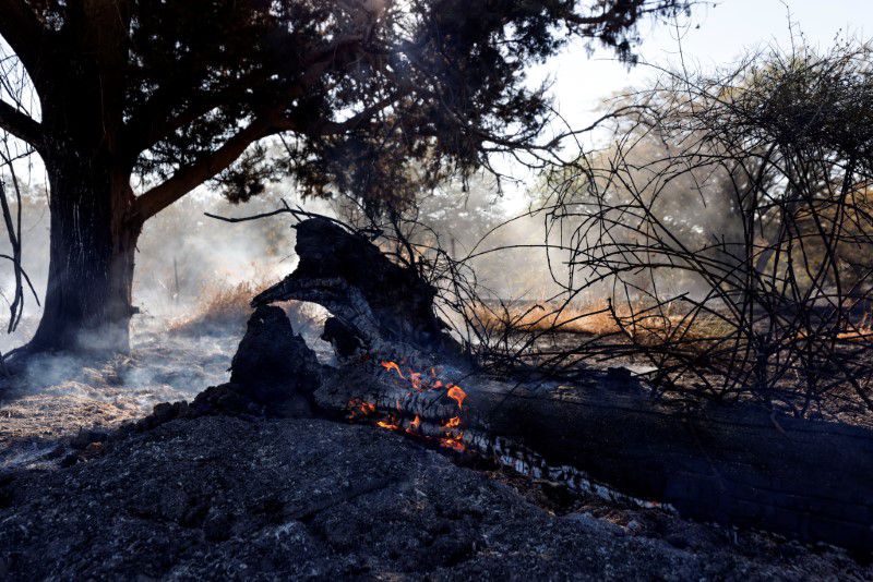  Israel strikes Hamas sites over fire balloons, challenging truce