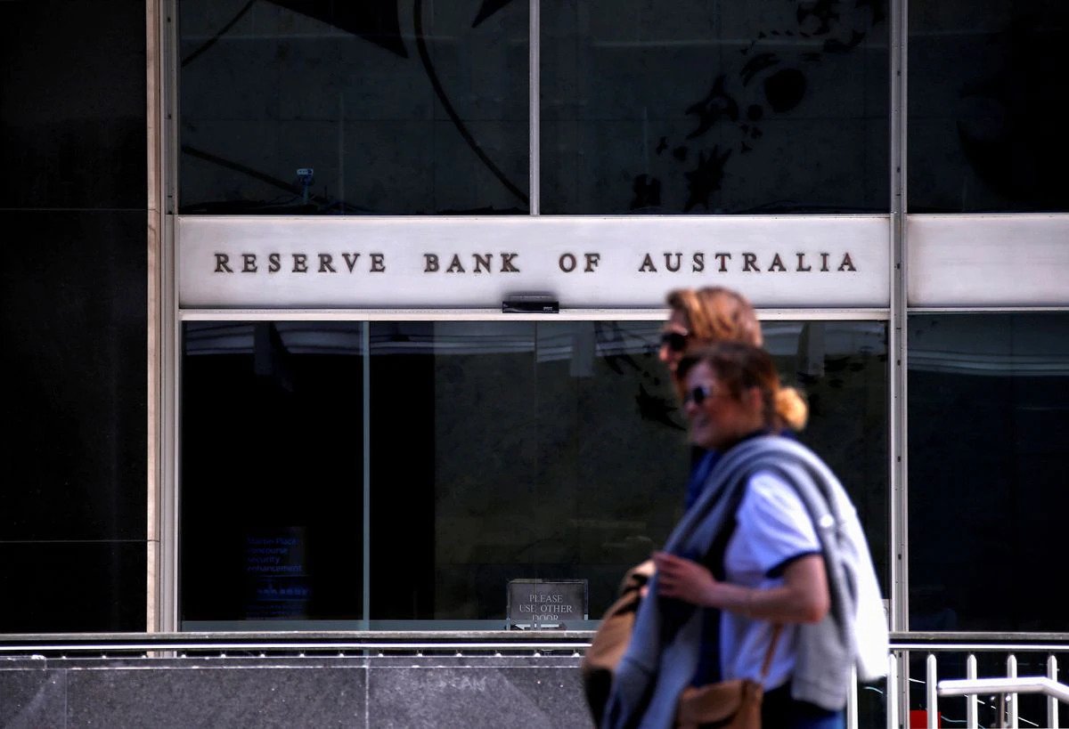  Australia c.bank holds rates as economy charges ahead