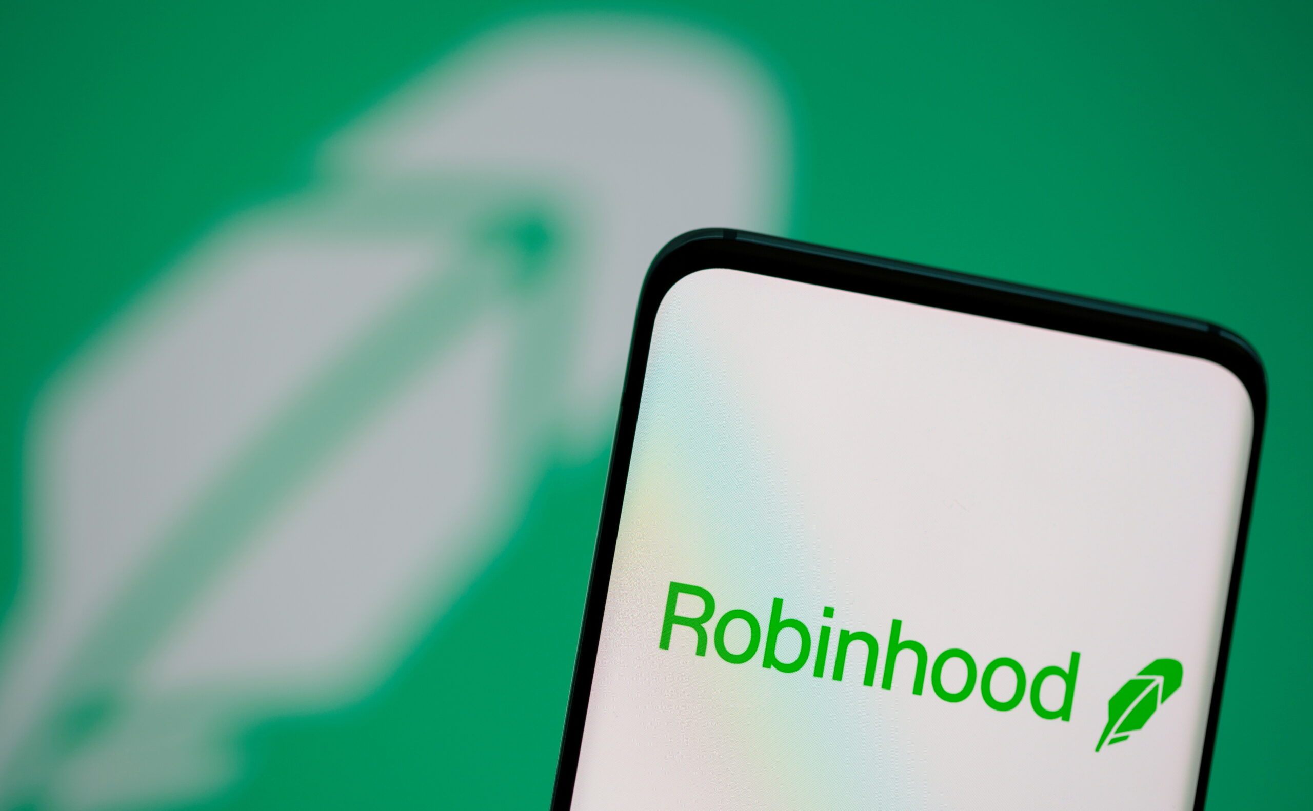  Robinhood says U.S. watchdogs probing staff meme stock trading, registration