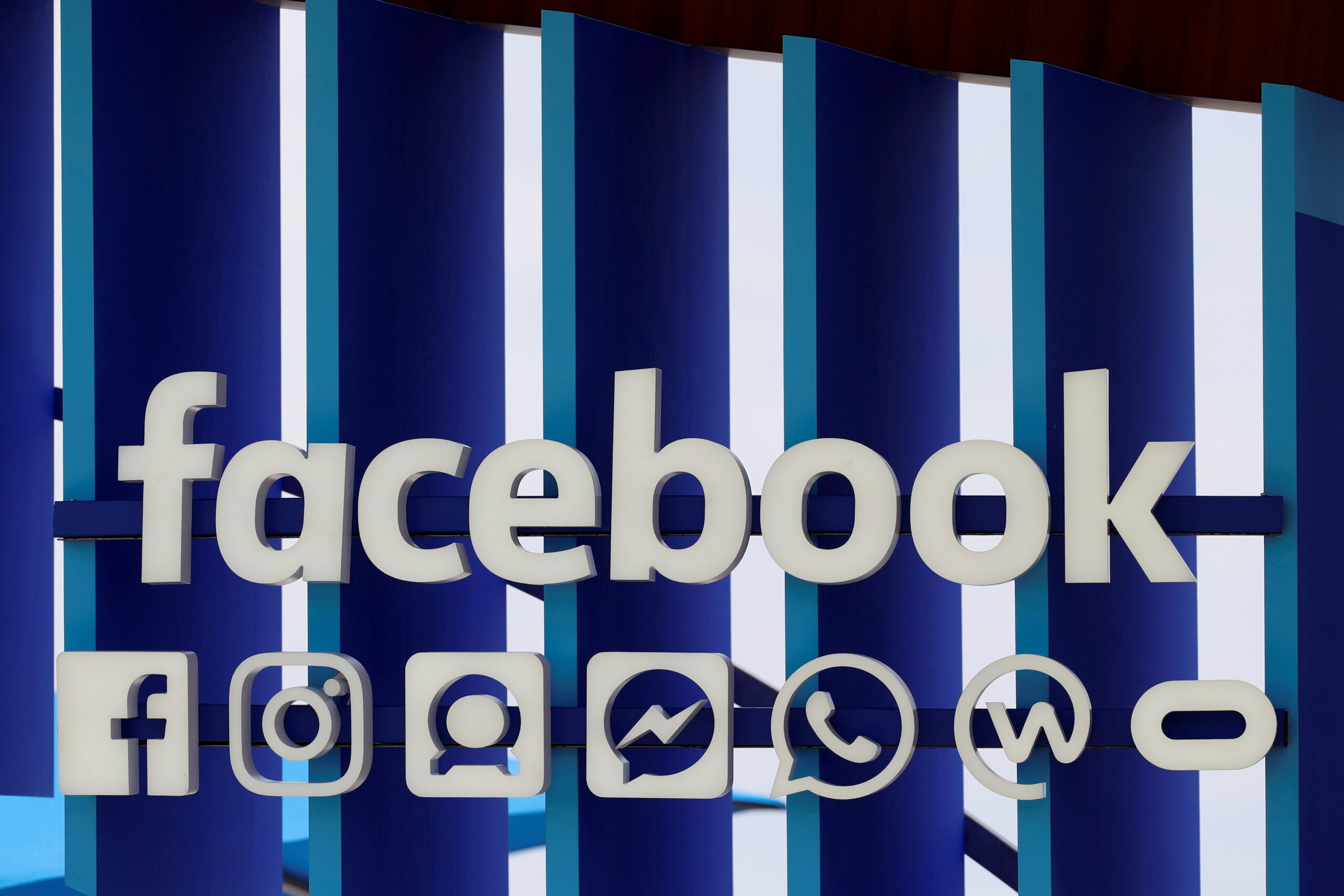  Facebook’s slowdown warning hangs over strong ad sales, while Zuckerberg talks ‘metaverse’