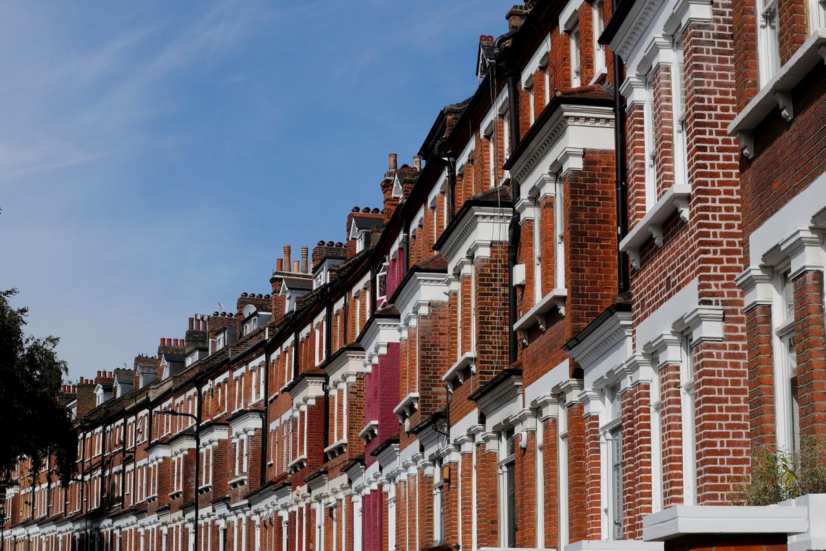  UK mortgage lending booms but consumers stay wary about debt