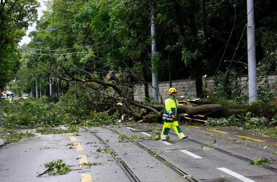  Heavy rain floods Zurich streets, causes travel chaos