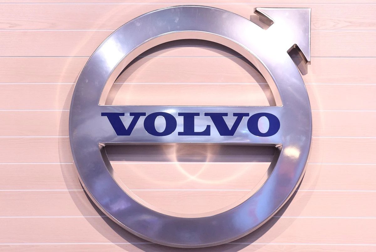  AB Volvo warns chip woes to linger after narrow profit miss