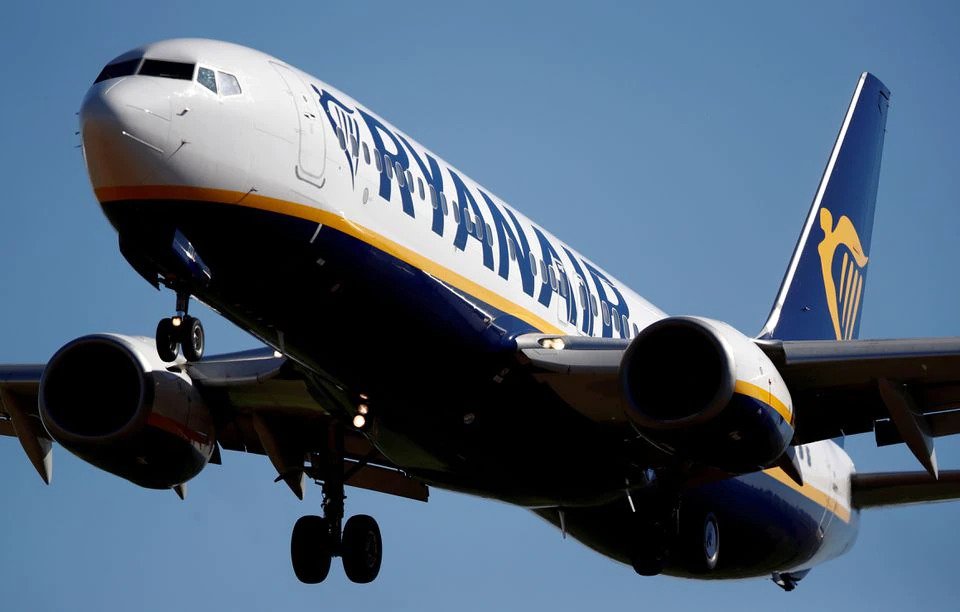  Ryanair nudges up annual traffic forecast as summer bookings surge