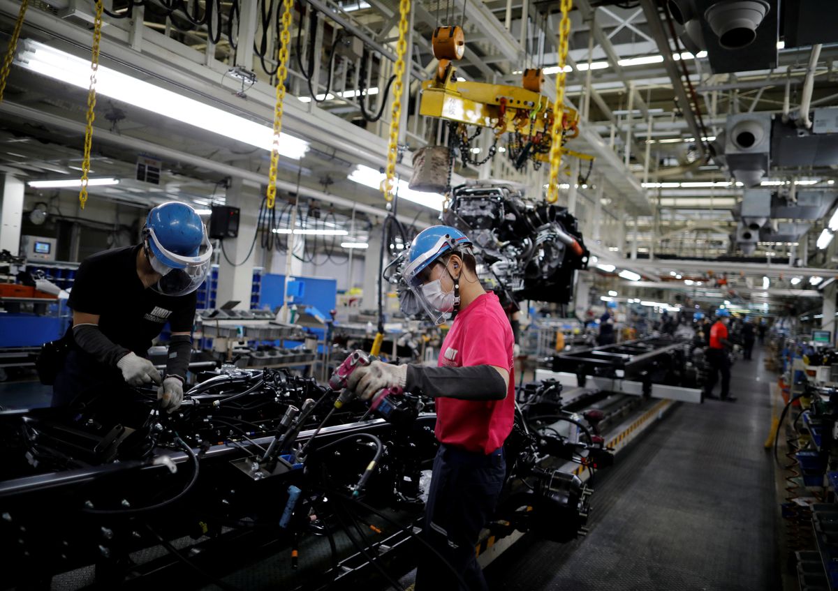  Japan’s July factory output slips as COVID-19 hits car production