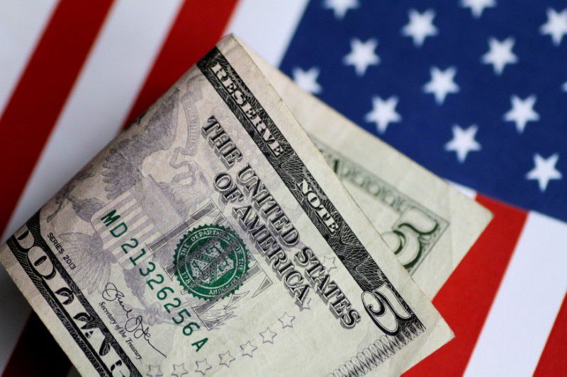  Dollar buoyed as strong job figures fan Fed tapering talk