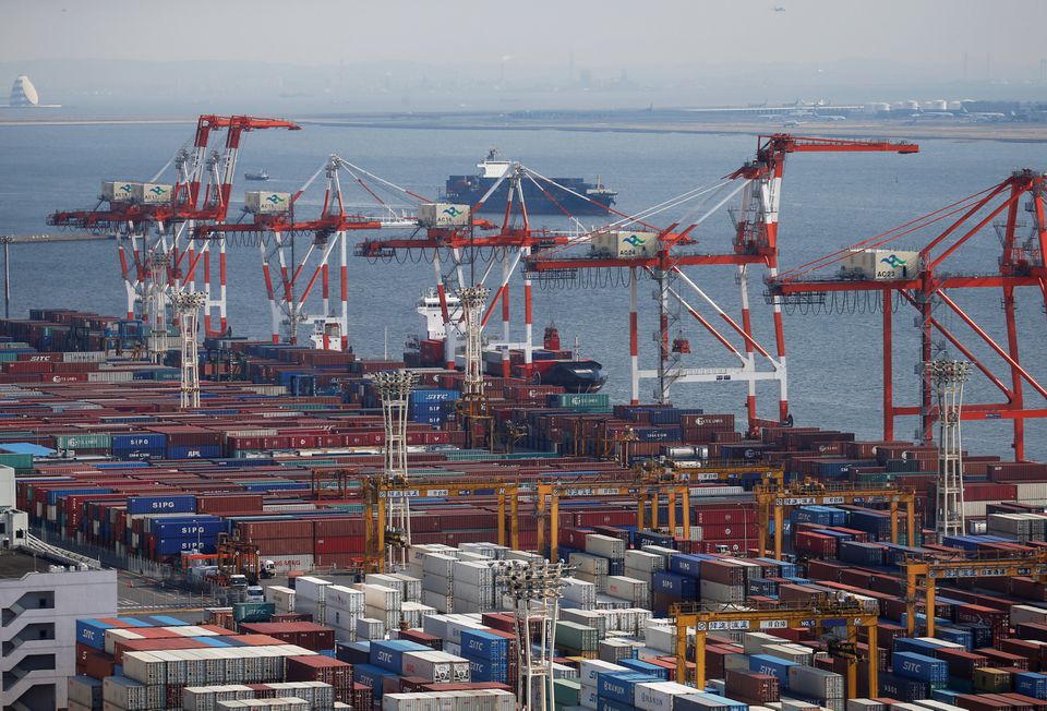  Japan’s exports extend gains, machinery orders fall amid fragile recovery