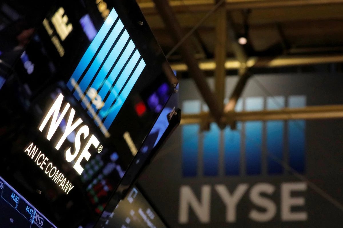  Wall St gains as unemployment claims decline; Cigna slumps