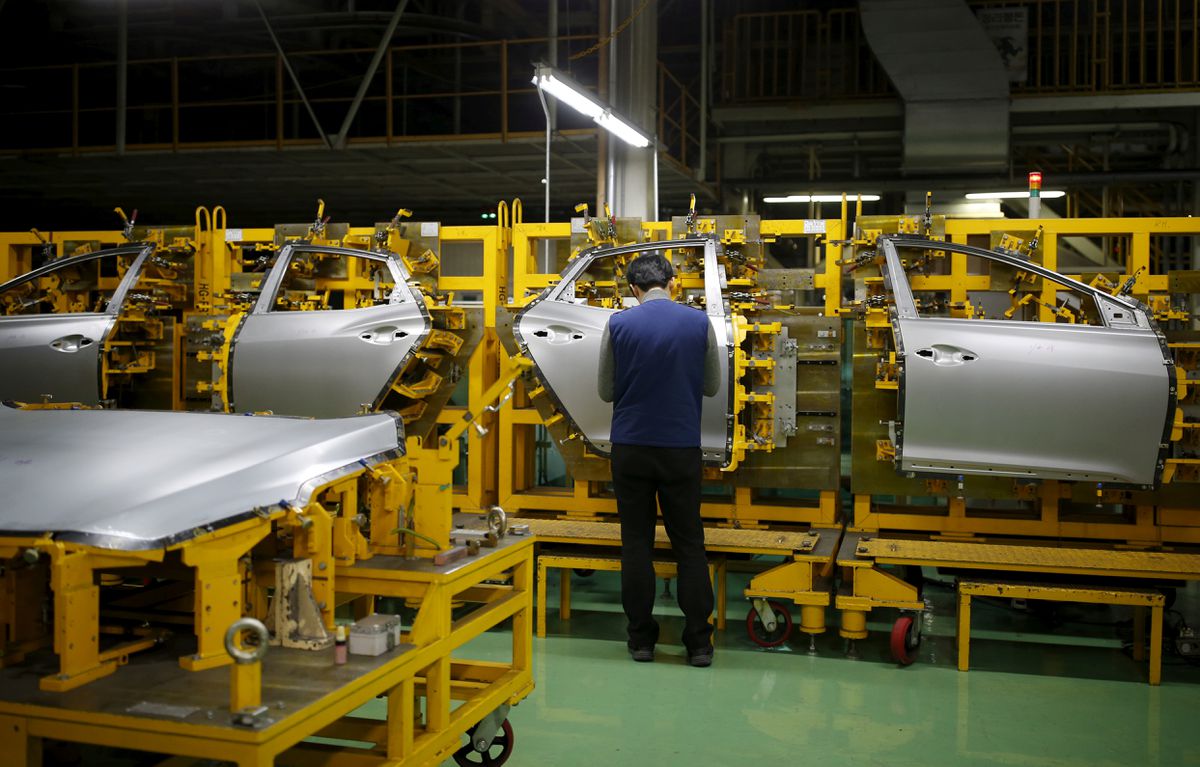  S.Korea’s factory activity growth slows as output shrinks for first time in 12 months
