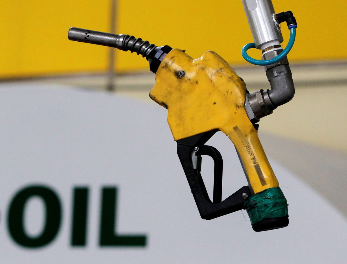  Oil rises on declining inventories and weaker dollar