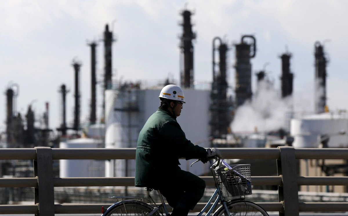  Japan cuts economic view on weaker production, spending due to COVID revival