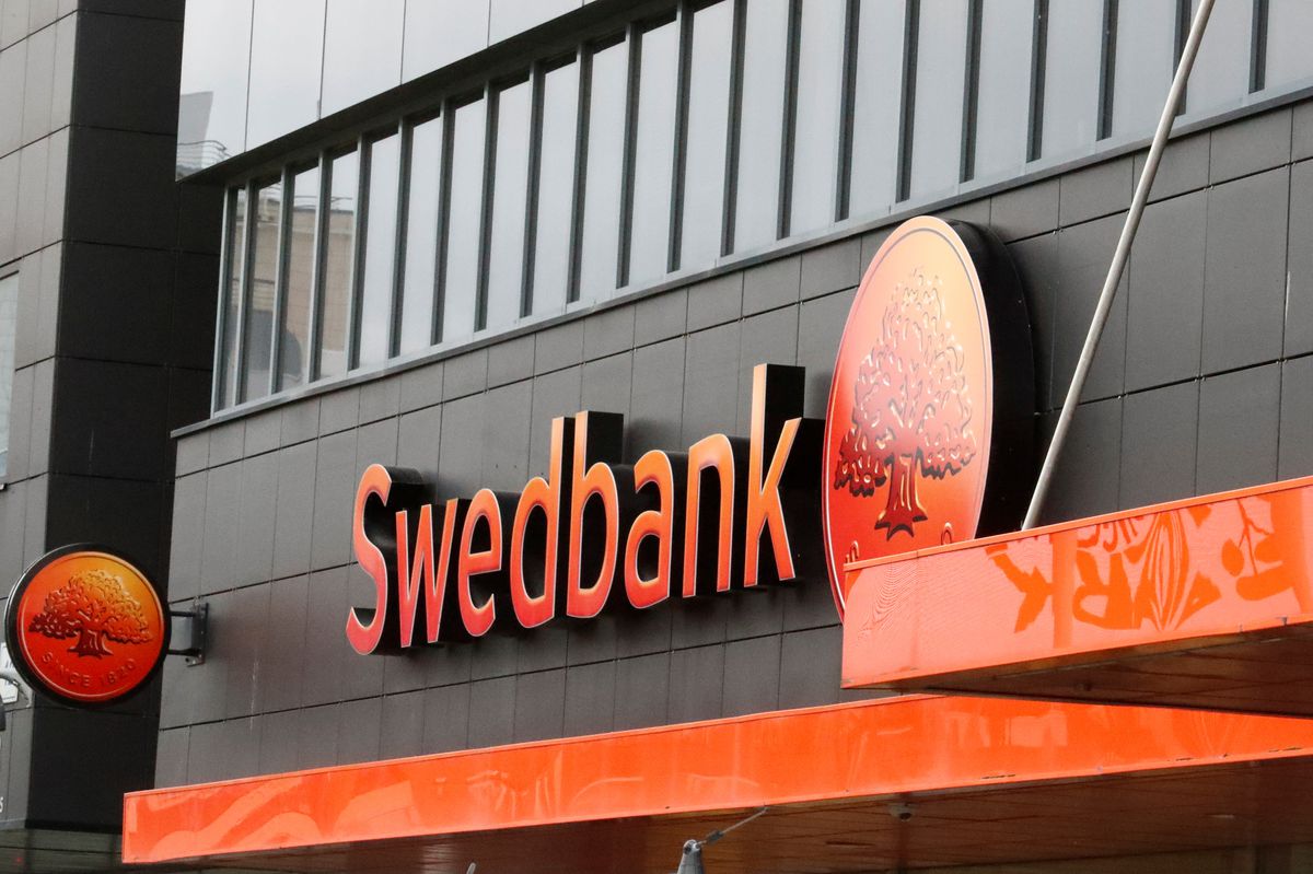  Swedbank profit tops forecast as commission income hits record
