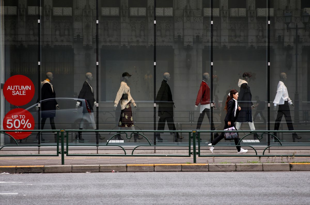  Japan Oct retail sales boosted by fuel-price spike, broad trend still soft