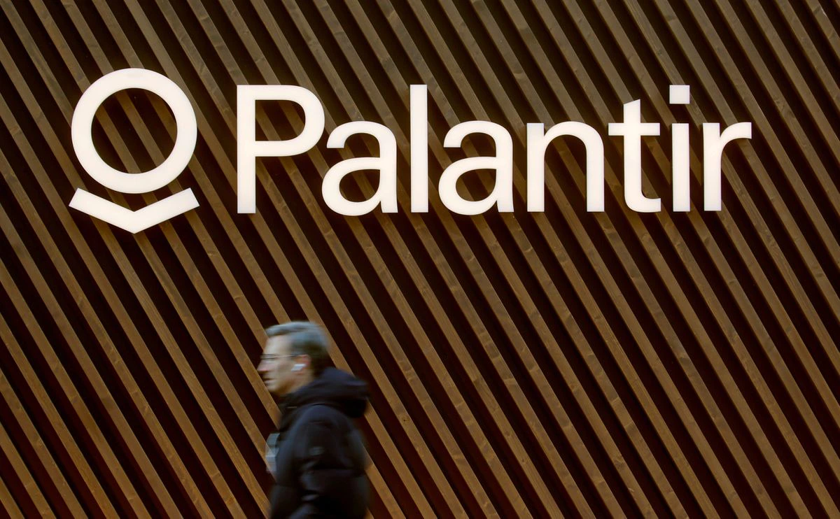  German chip chemical supplier to spend $1 bln in U.S., pairs with Palantir on supply chain data
