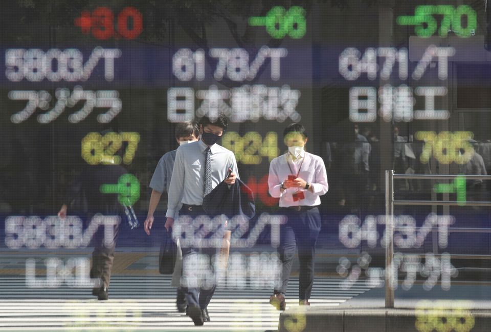  Asia stocks bounce from one-year low, China gains on monetary easing