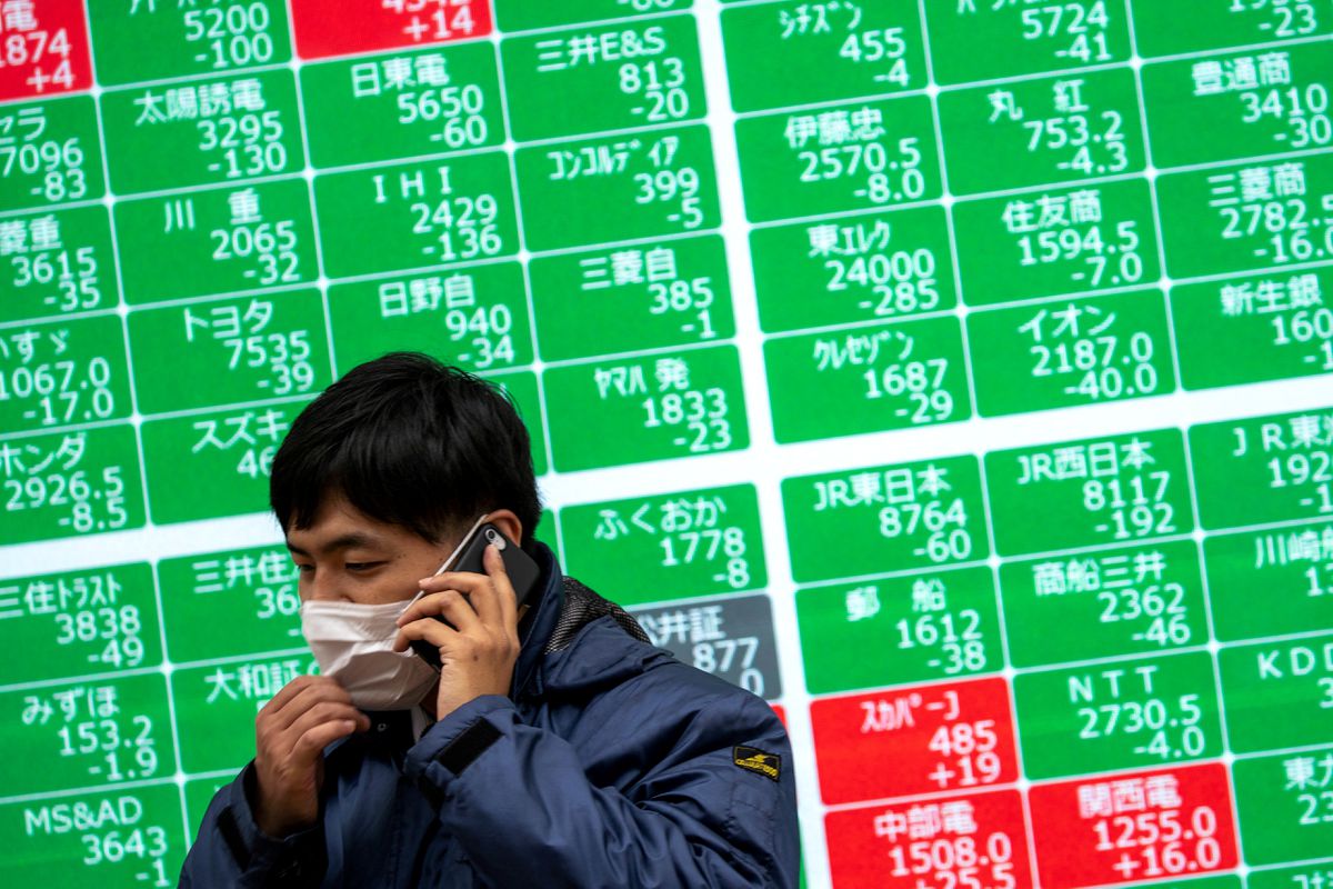  Asian shares tick up but Omicron worries leave markets on edge