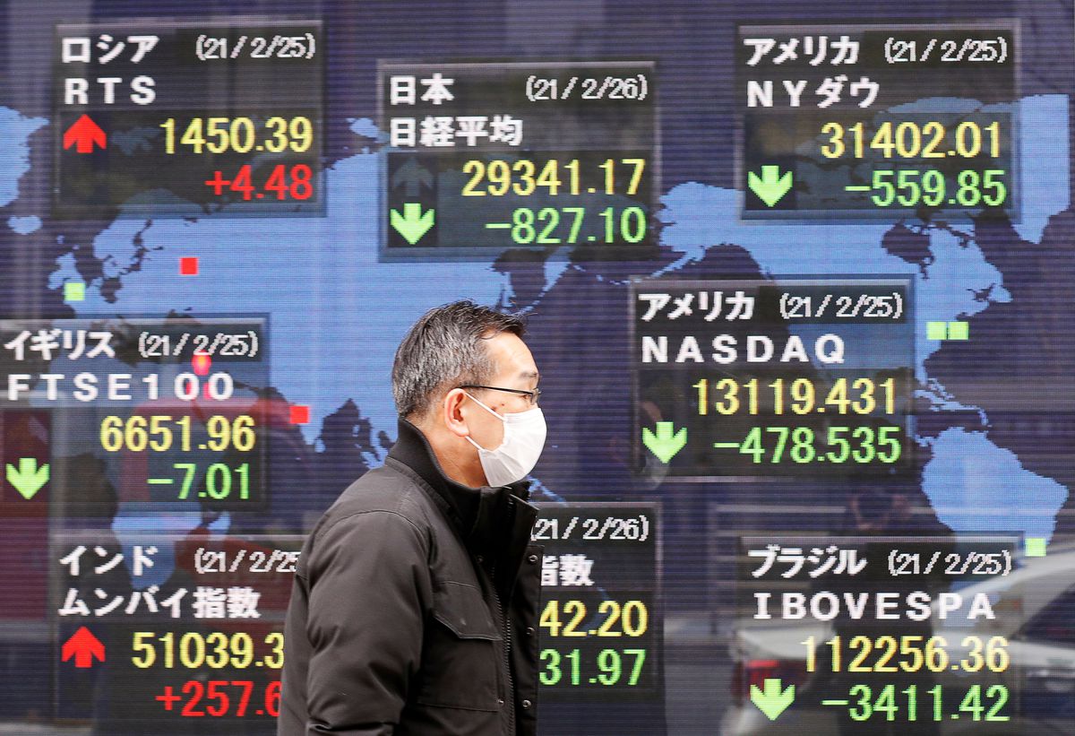  Asia stocks, oil prices suffer as Omicron spreads
