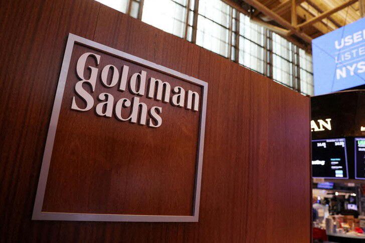  Goldman profit hit by weaker trading, rising expenses; shares tumble