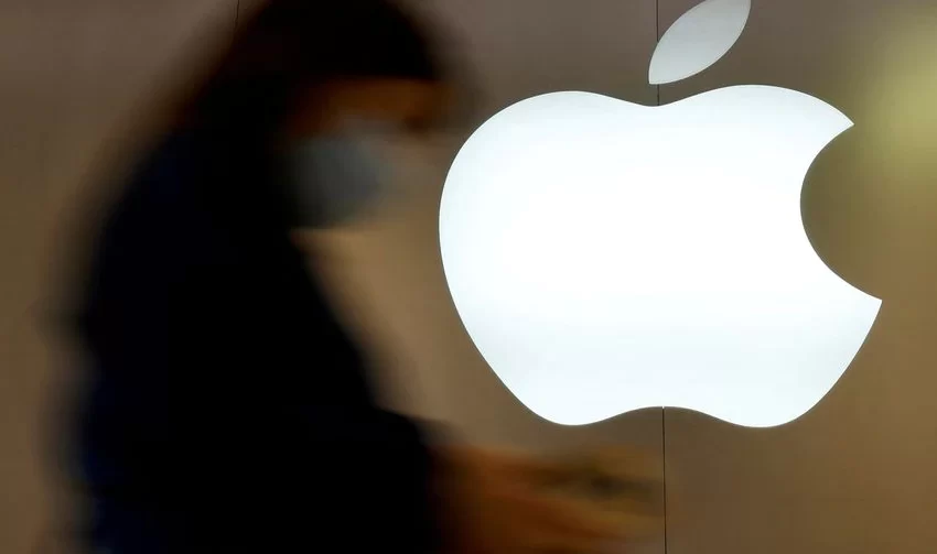  Apple becomes first company to hit $3 trillion market value, then slips