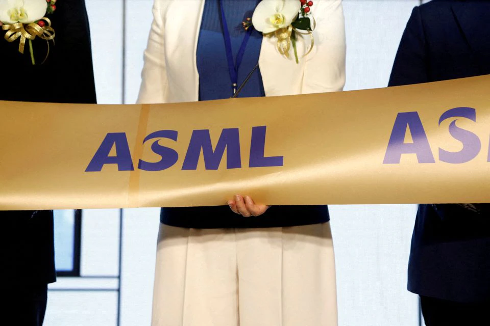 Chip supplier ASML forecasts strong 2022 despite fire hit
