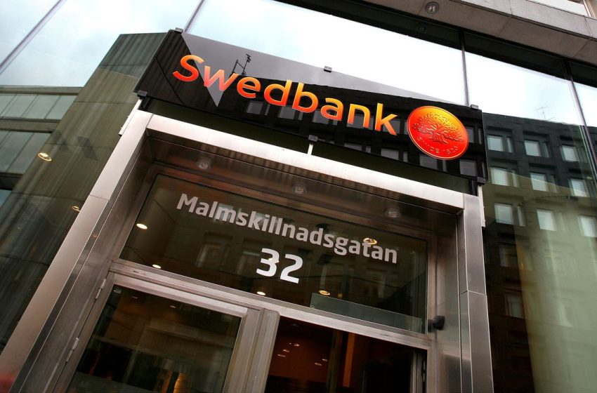  Swedbank shares hit by interest income dip