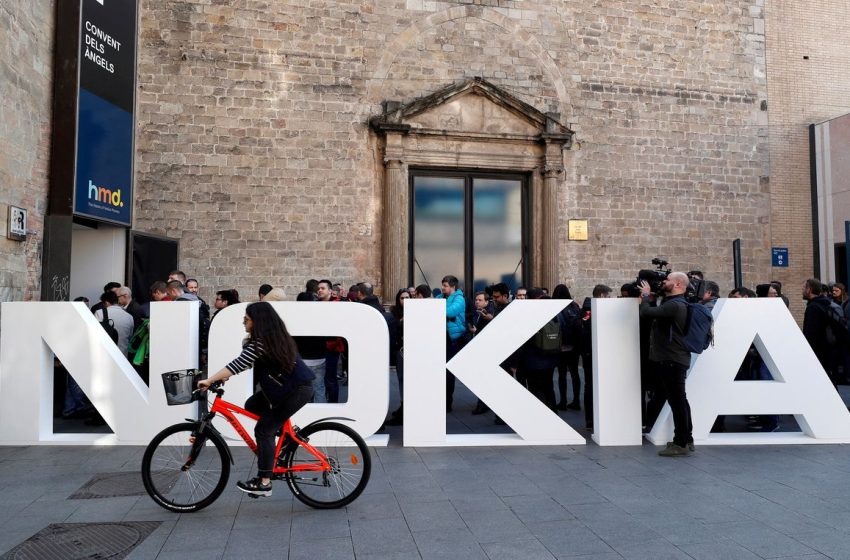  Nokia resumes dividend, share buybacks as turnaround gathers pace