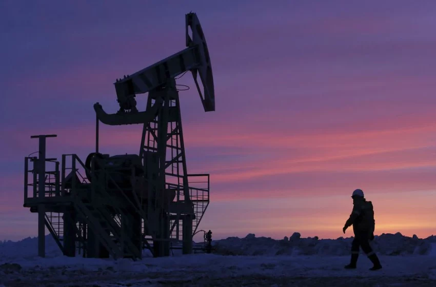 Oil falls towards $125 as investors weigh U.S. import ban