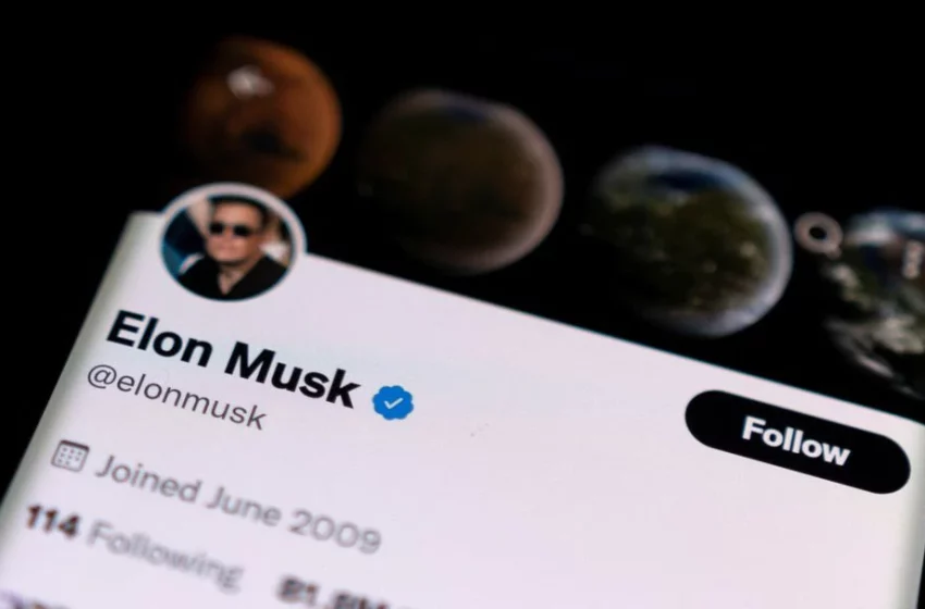  Twitter, under shareholder pressure, begins deal talks with Musk