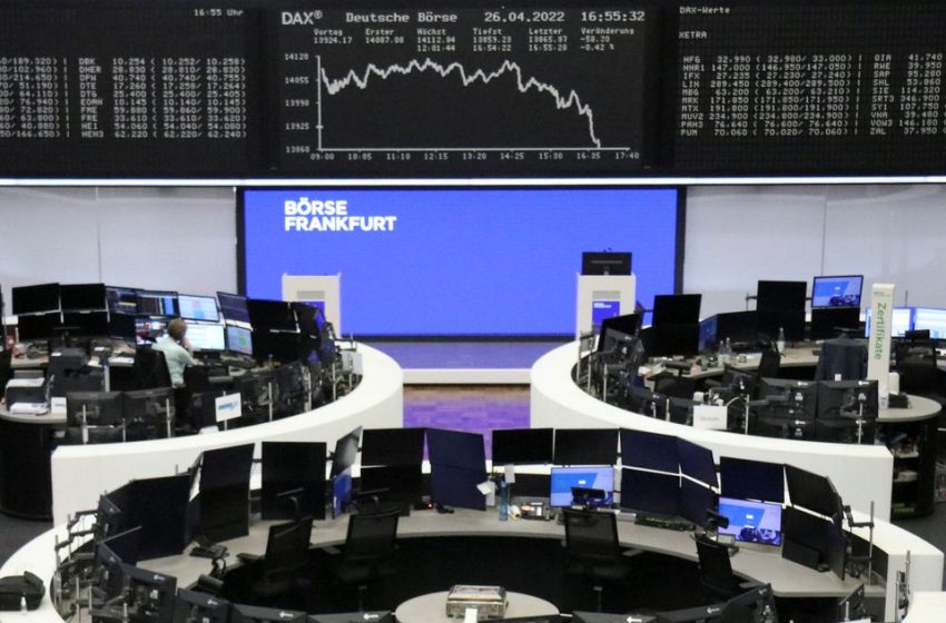 Stocks slump as Snap cracks rally, Lagarde lifts euro