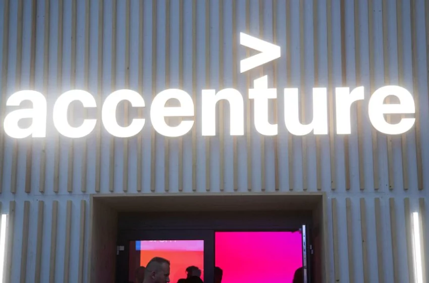  Accenture tempers 2022 profit view due to stronger dollar