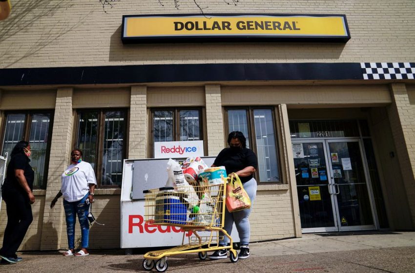 Dollar General lifts sales forecast as inflation-hit Americans drive demand